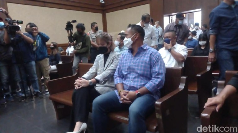 Nia Ramdhani Nia Ramadhani dan Ardi Bakrie
