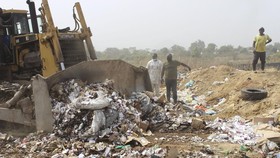 FOTO: Detik-detik Nigeria Musnahkan 1 Juta Dosis Vaksin Kedaluwarsa
