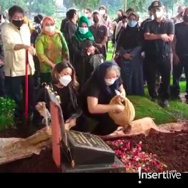 Ayah Nirina Zubir Dimakaman Satu Liang Lahad dengan Sang Ibu