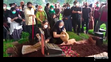 Ayah Nirina Zubir Dimakaman Satu Liang Lahad dengan Sang Ibu