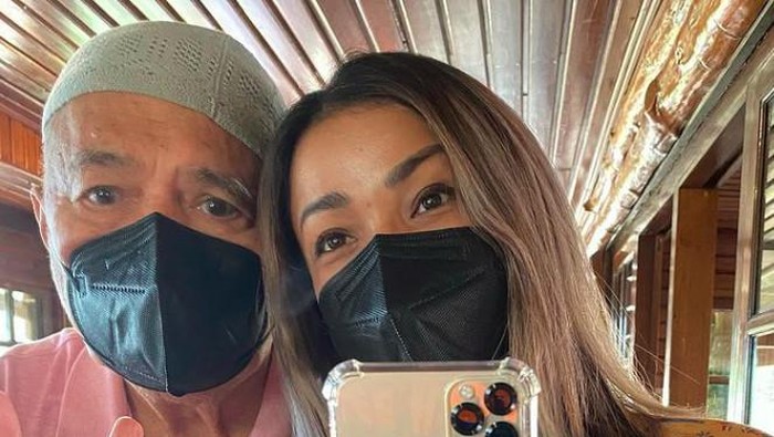 Ayah Nirina Zubir meninggal dunia.