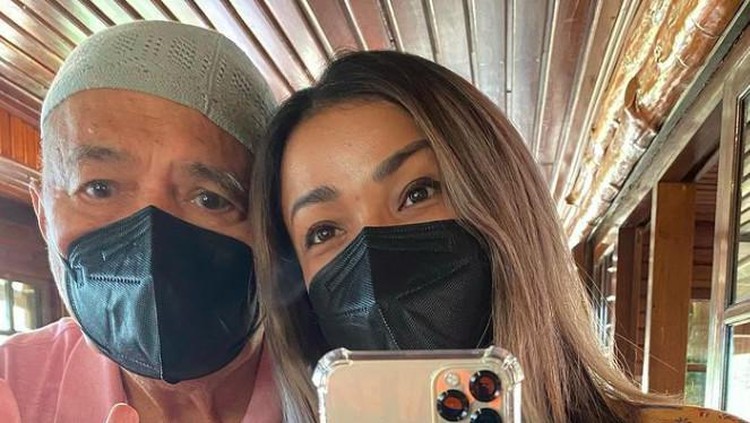 Ayah Nirina Zubir meninggal dunia.