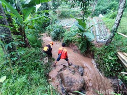 Pencarian Ibu-Anak Hanyut di Sungai Lembang Dihentikan Sementara