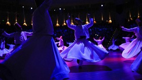 FOTO: Tarian Sufi di Peringatan Kematian Rumi
