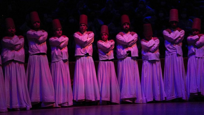 FOTO: Tarian Sufi di Peringatan Kematian Rumi
