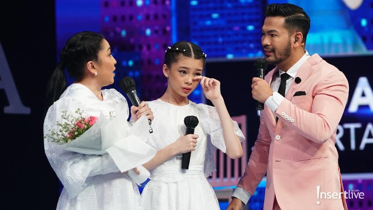 Para peserta&comma; juri serta host Indonesia Mencari Bakat dapat kejutan didatangi sang ibunda di Hari Ibu&period; Yuk intip momennya&excl;