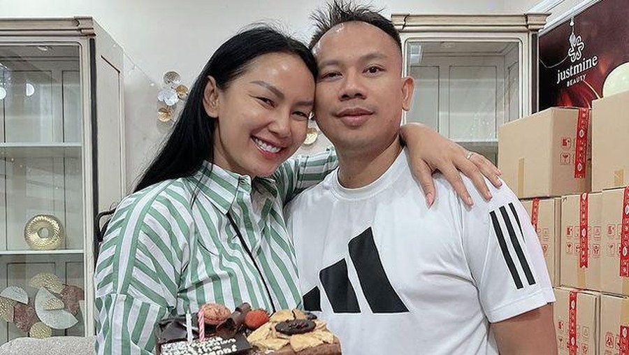 Pernikahan Vicky Prasetyo dan Kalina Oktarani sedang diterpa isu miring dan jadi sorotan. Yuk intip kemesraan mereka!