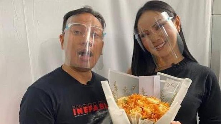 Pernikahan Vicky Prasetyo dan Kalina Oktarani sedang diterpa isu miring dan jadi sorotan. Yuk intip kemesraan mereka!