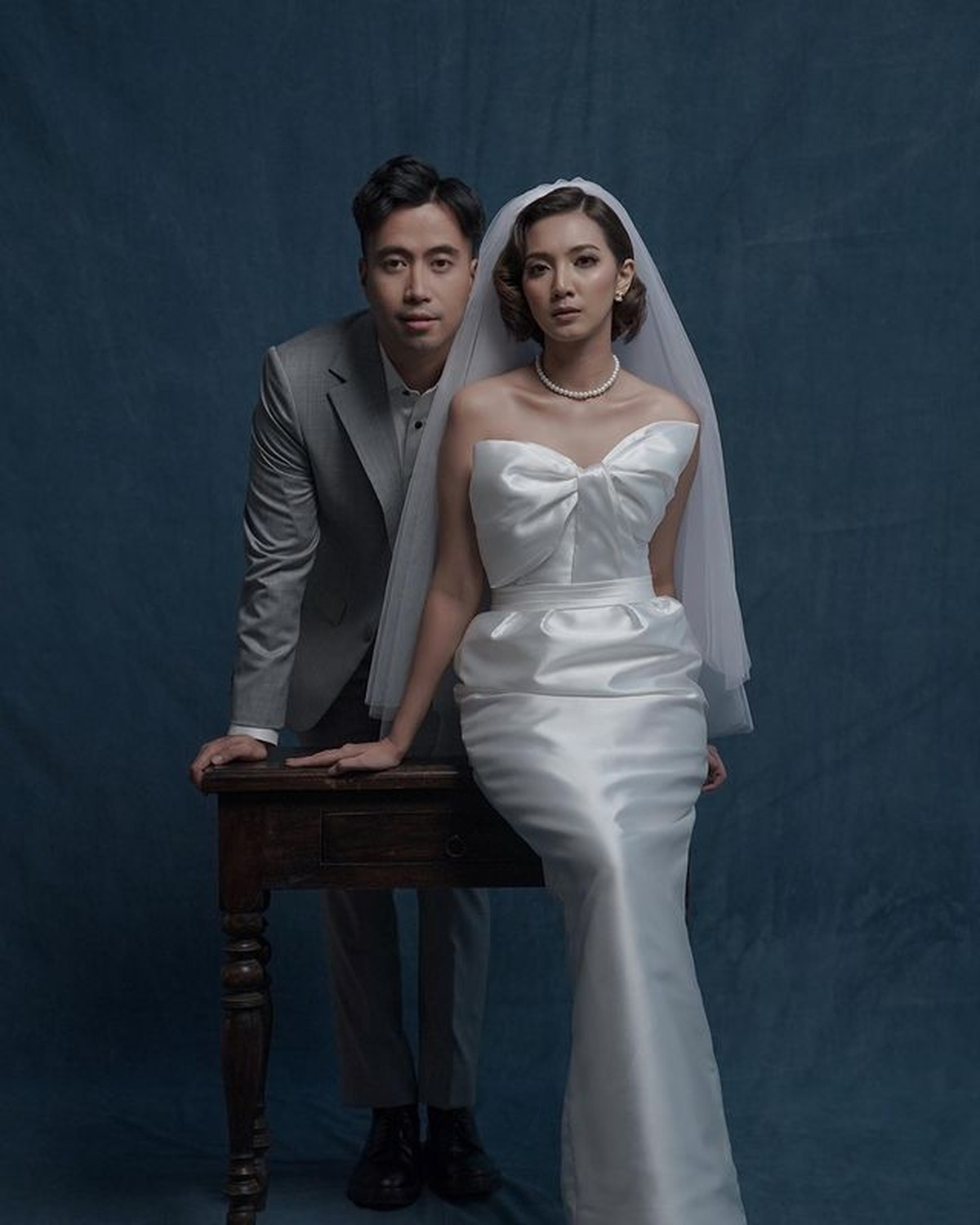 Vidi Aldiano dan Sheila Dara melakukan sesi pemotretan pra nikah dengan mengusung tema vintage&period; Yuk intip potretnya&excl;