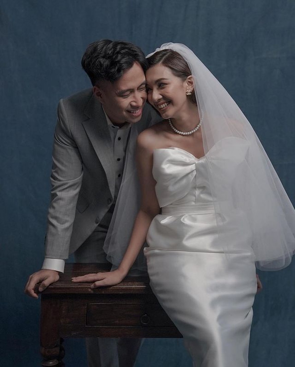 Vidi Aldiano dan Sheila Dara melakukan sesi pemotretan pra nikah dengan mengusung tema vintage&period; Yuk intip potretnya&excl;