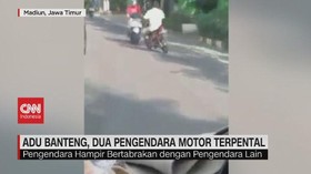 VIDEO: Adu Banteng, Dua Pengendara Motor Terpental