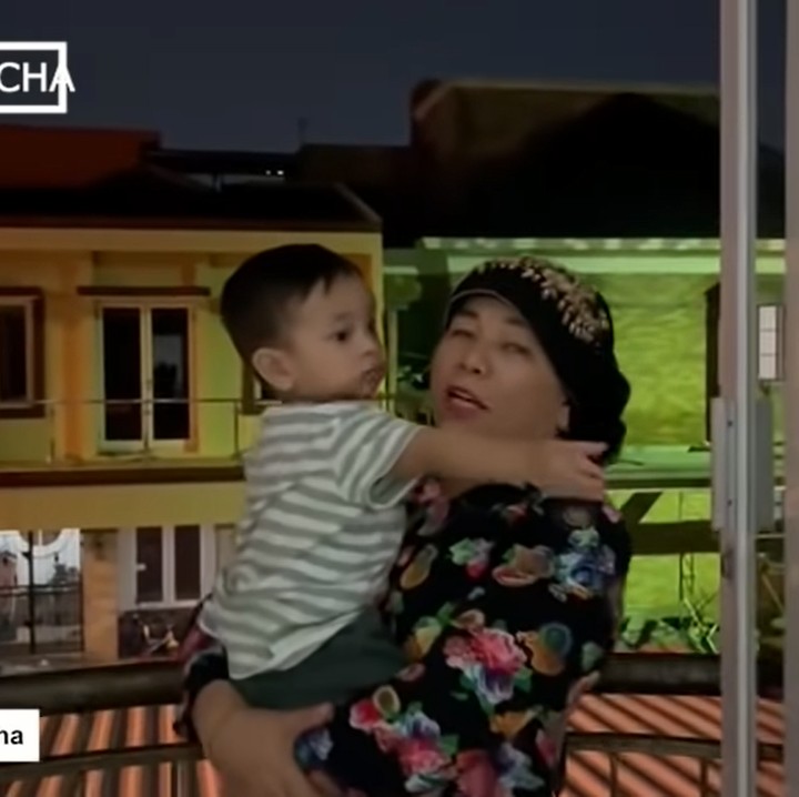 <p>Gala sendiri tampak senang saat mendatangi rumah tersebut. Bersama sang Oma, Gala mengeliling tiap sudut untuk melihat tempat tinggal barunya secara lebih dekat.(Foto: YouTube: MARISSYA - ICHA)</p>