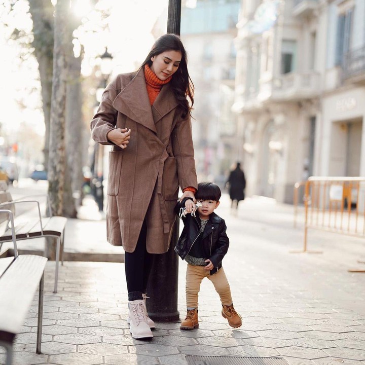 <p>Syahnaz dan Jeje juga membawa kedua anak kembar mereka, yakni Zayn Sadavir Ezhilan Ismail dan Zunaira Alessia Safaraz Ismail. (Foto: Instagram @syahnazs)</p>