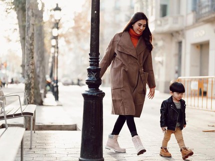 7 Potret Syahnaz Sadiqah Bareng Anak Kembarnya di Barcelona, Enggak Rewel Bun