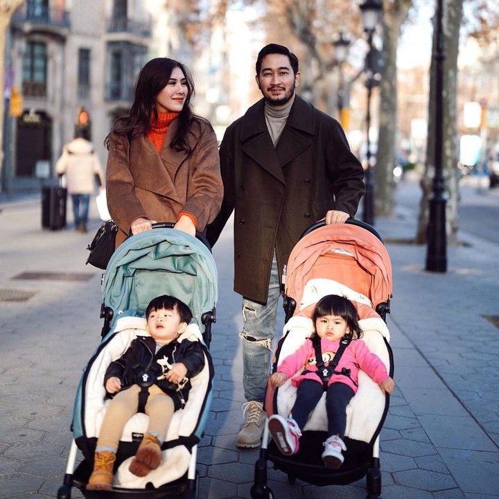 <p>Keluarga Syahnaz Sadiqah dan Jeje Govinda sedang liburan di Barcelona, Bunda.  (Foto: Instagram @syahnazs)</p>