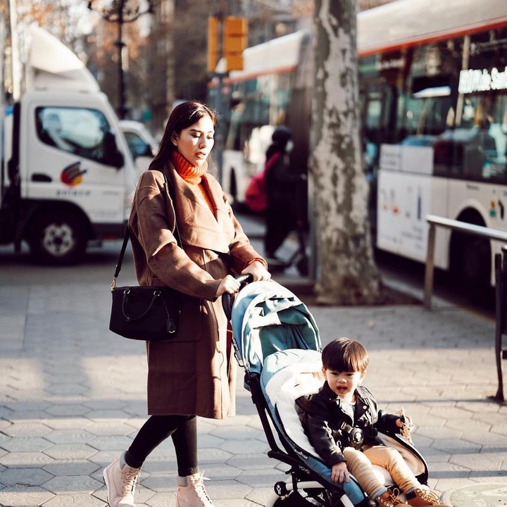 <p>Selama di Barcelona, Syahnaz membagikan potret keseruan mereka dalam Instagram.(Foto: Instagram @syahnazs)</p>
