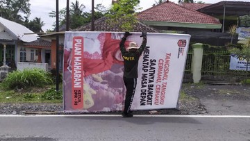 Satpol PP Lumajang hingga saat ini telah mengamankan 33 lembar baliho bergambar Puan berukuran besar, kemungkinan masih akan bertambah.