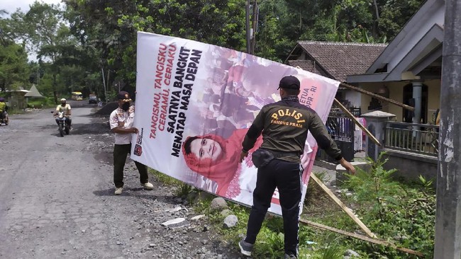 PDIP Lumajang mengklaim tak pernah memasang baliho Puan Maharani di desa terdampak erupsi Gunung Semeru. Tak masalah jika dicopoti Satpol PP.