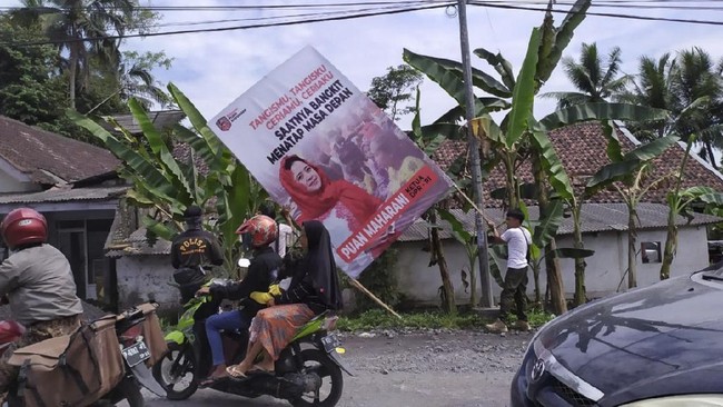 Koordinator Presidium Pusat Poros Prabowo-Puan menilai pemasangan baliho Puan Maharani di lokasi erupsi Semeru bukan dari relawan, dan berupaya gembosi jagonya.