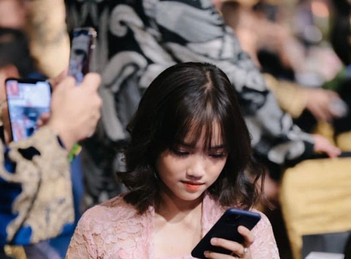 Penampilan Fuji menghadiri suatu acara memakai kebaya pink jadi sorotan&period; Yuk kita intip detial penampilannya&excl;