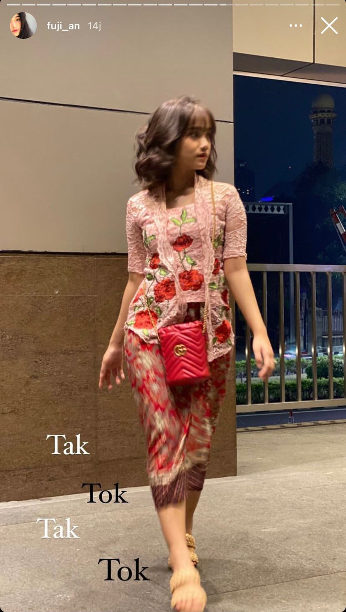 Penampilan Fuji menghadiri suatu acara memakai kebaya pink jadi sorotan&period; Yuk kita intip detial penampilannya&excl;