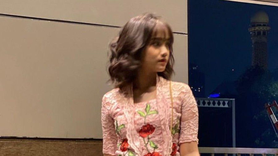 Penampilan Fuji menghadiri suatu acara memakai kebaya pink jadi sorotan&period; Yuk kita intip detial penampilannya&excl;