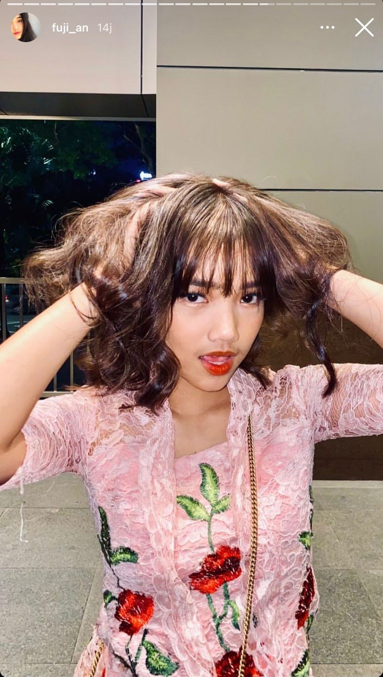 7 Potret Detail Penampilan Fuji Pakai Kebaya Pink, Cantik Manglingi! Penampilan Fuji menghadiri suatu acara memakai kebaya pink jadi sorotan. Yuk kita intip detial penampilannya!