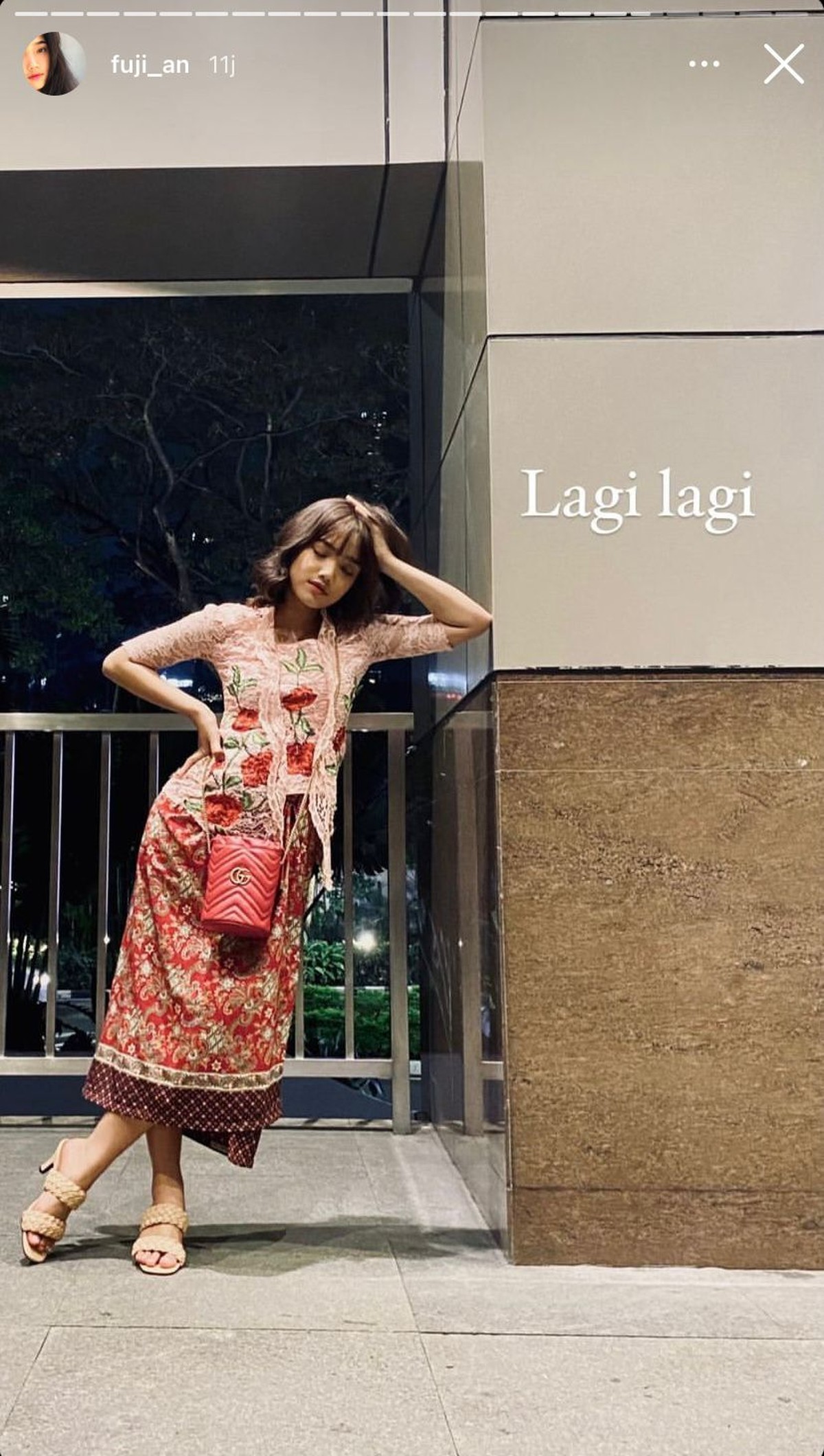 Penampilan Fuji menghadiri suatu acara memakai kebaya pink jadi sorotan&period; Yuk kita intip detial penampilannya&excl;