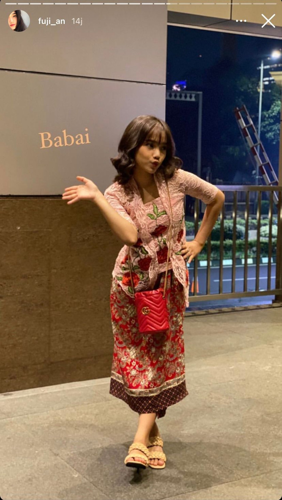 Penampilan Fuji menghadiri suatu acara memakai kebaya pink jadi sorotan&period; Yuk kita intip detial penampilannya&excl;