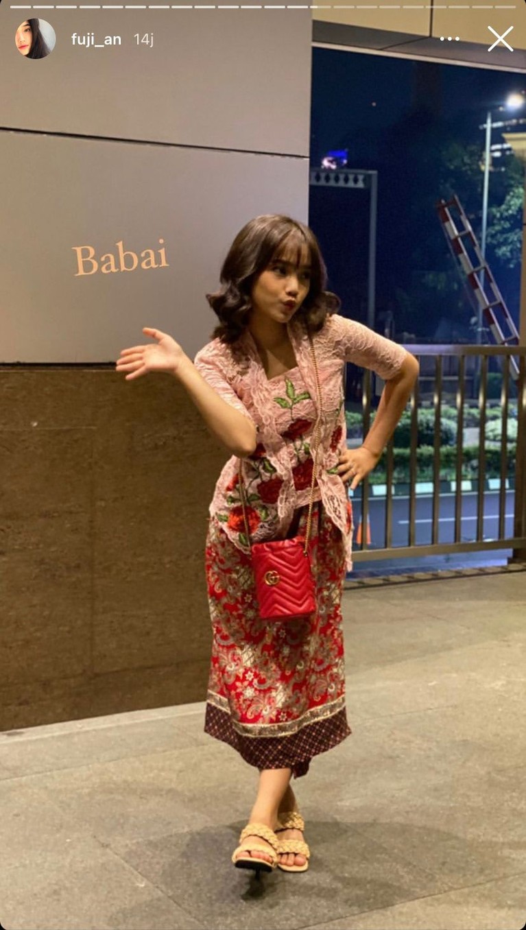 7 Potret Detail Penampilan Fuji Pakai Kebaya Pink, Cantik Manglingi! Penampilan Fuji menghadiri suatu acara memakai kebaya pink jadi sorotan. Yuk kita intip detial penampilannya!
