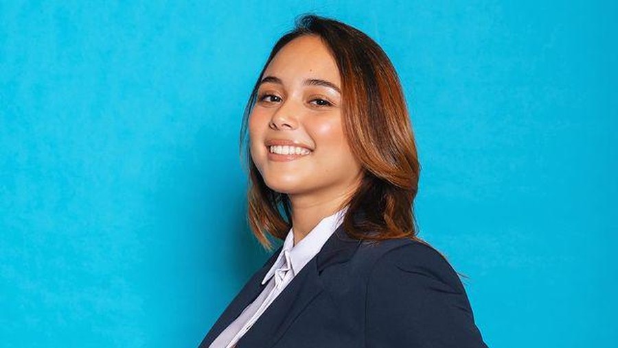 Sejak kepergian Laura Anna, Greta Irene sang kakak melanjutkan perjuangan mendiang tuntut keadilan. Yuk intip potretnya!