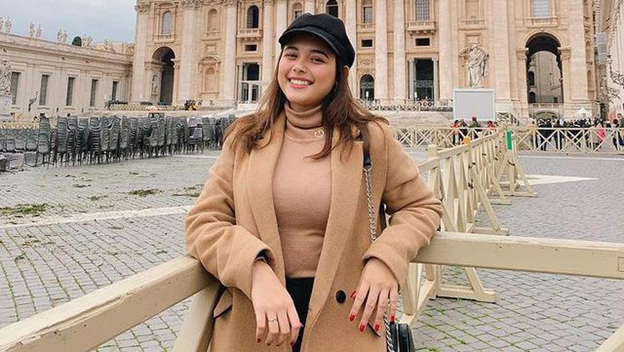 Sejak kepergian Laura Anna, Greta Irene sang kakak melanjutkan perjuangan mendiang tuntut keadilan. Yuk intip potretnya!