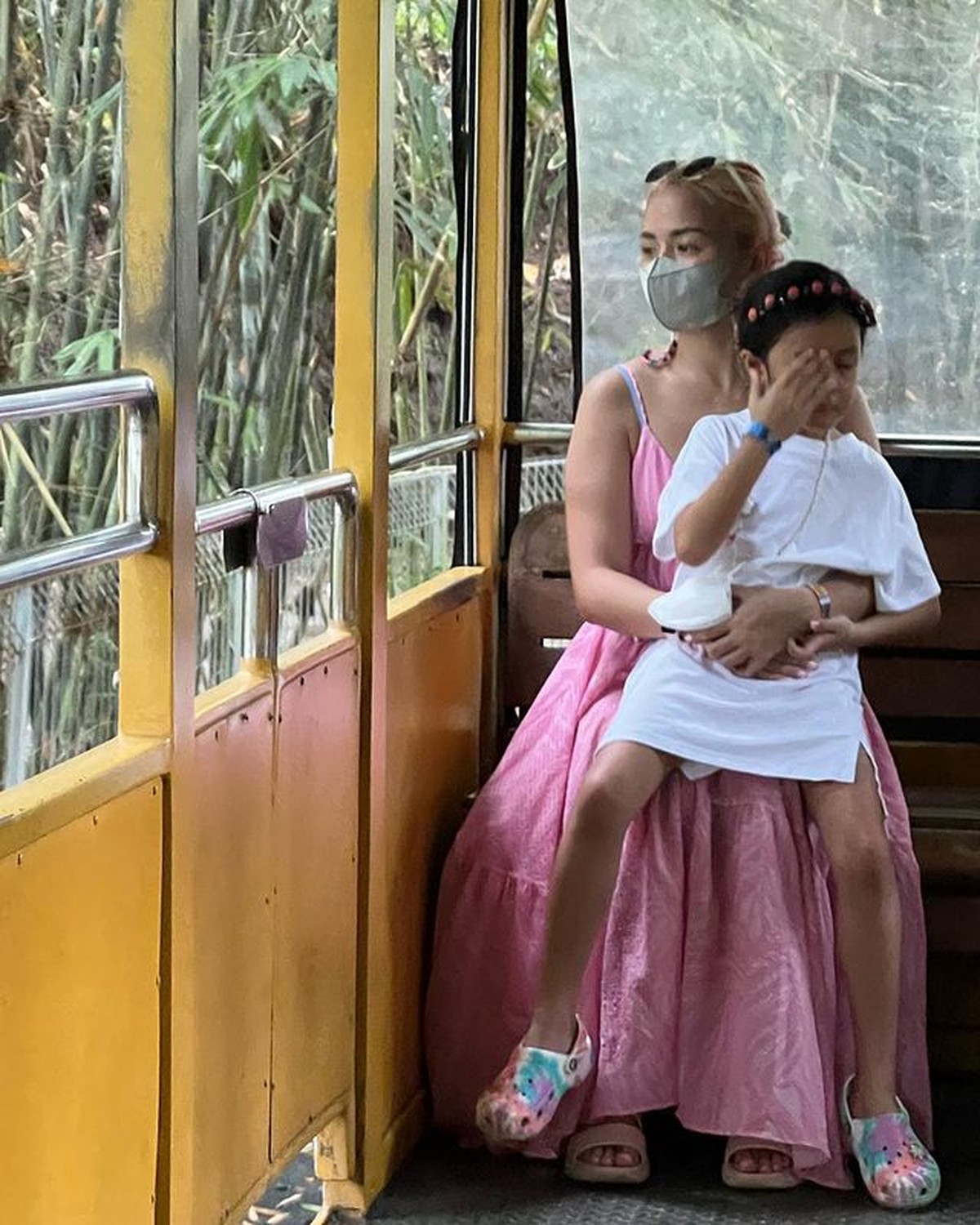 7 Potret Keseruan Joanna Alexandra & ke-4 Anaknya Liburan ke Kebun Binatang