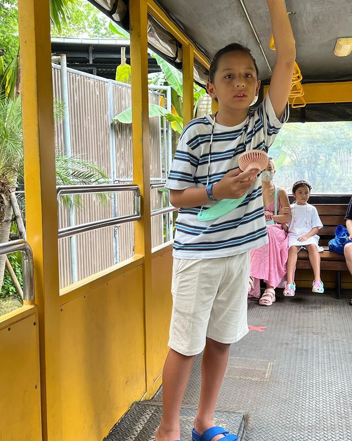 7 Potret Keseruan Joanna Alexandra & ke-4 Anaknya Liburan ke Kebun Binatang