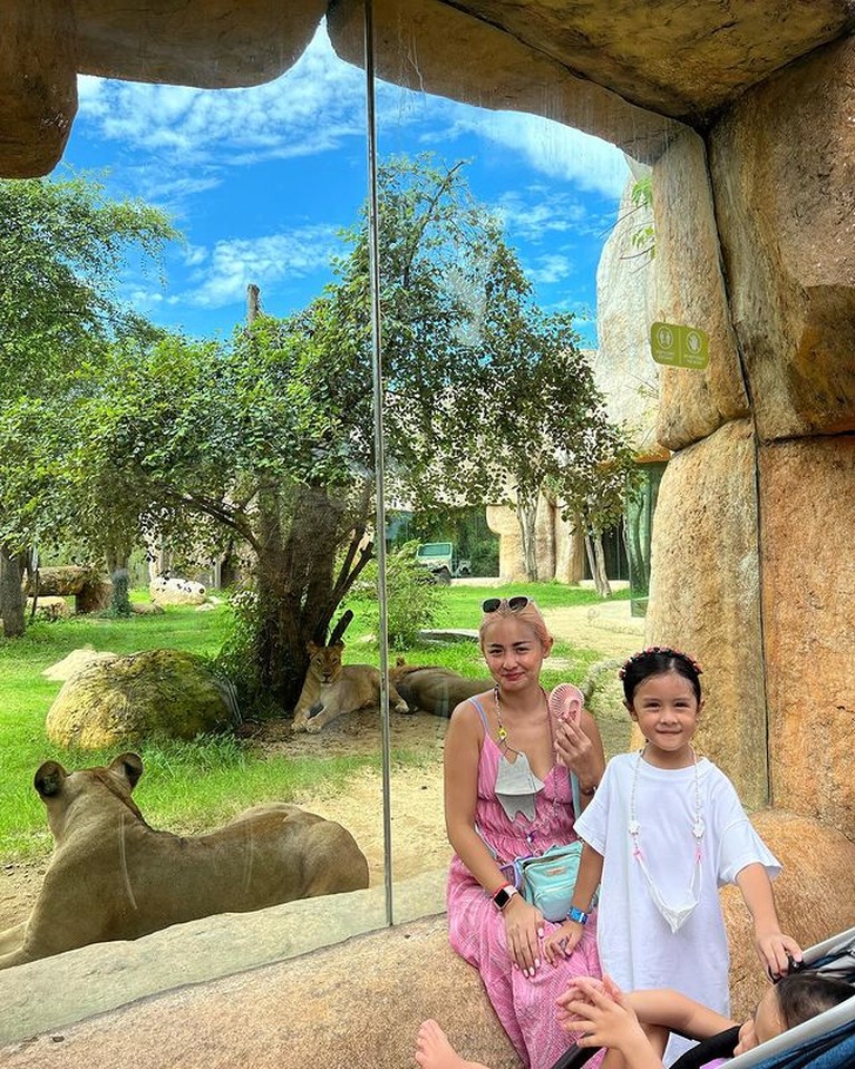 7 Potret Keseruan Joanna Alexandra & ke-4 Anaknya Liburan ke Kebun Binatang 7 Potret Keseruan Joanna Alexandra & ke-4 Anaknya Liburan ke Kebun Binatang