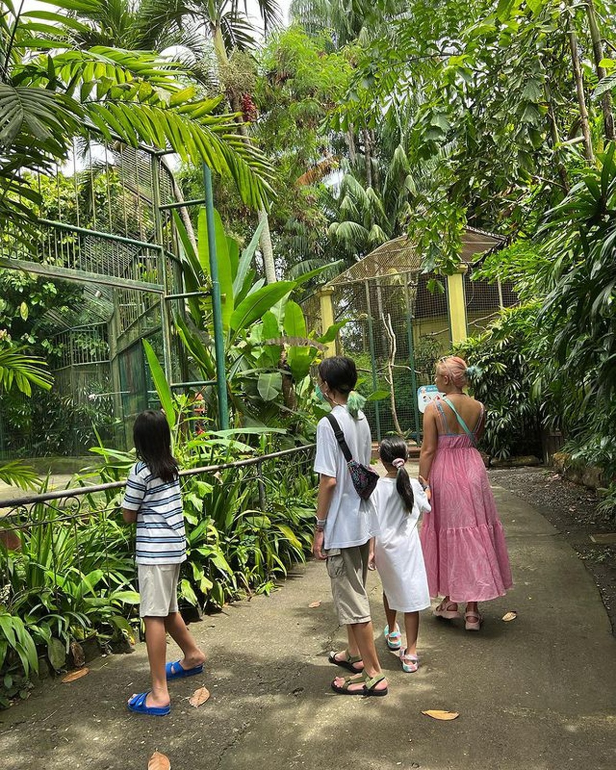 7 Potret Keseruan Joanna Alexandra & ke-4 Anaknya Liburan ke Kebun Binatang