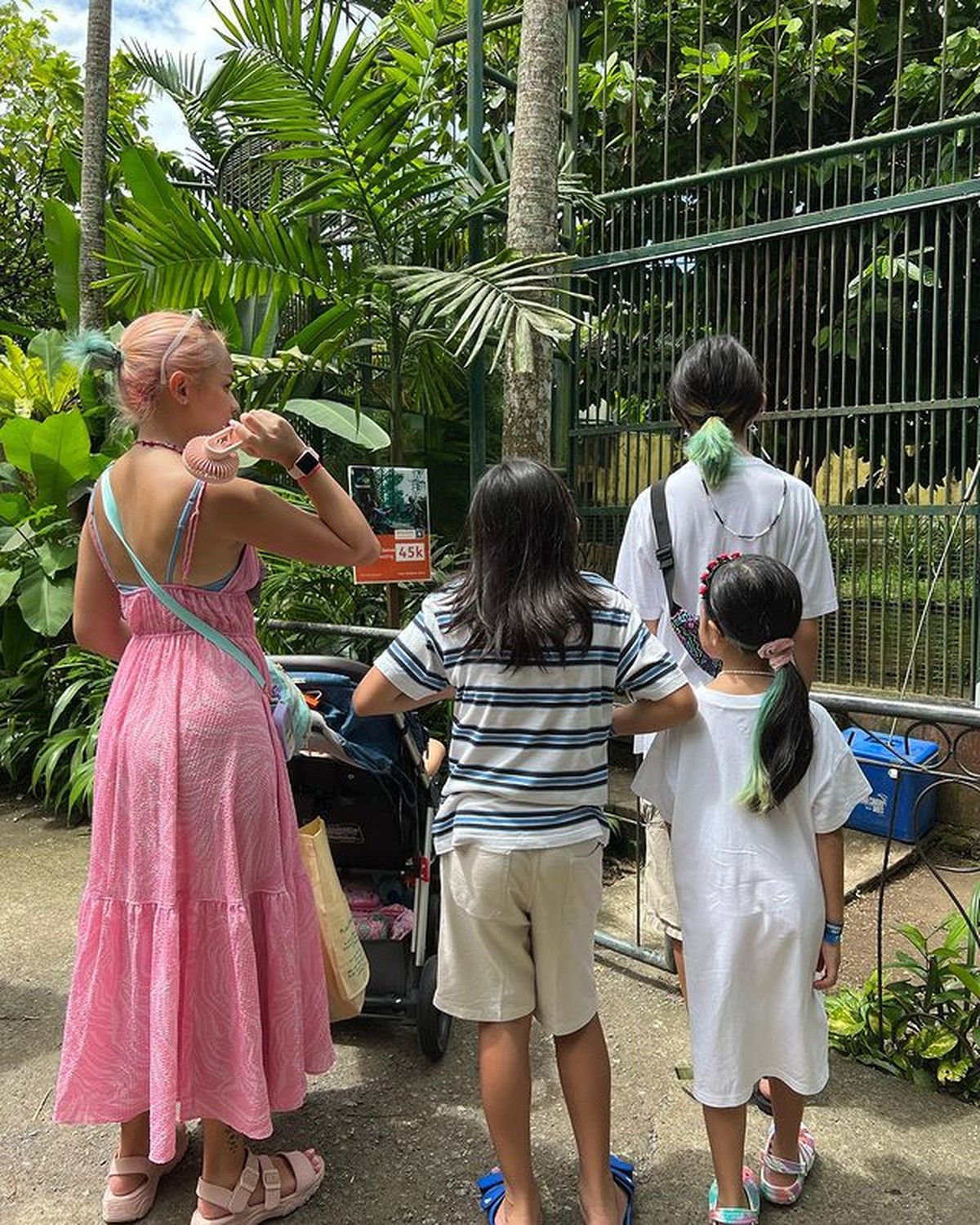 7 Potret Keseruan Joanna Alexandra & ke-4 Anaknya Liburan ke Kebun Binatang