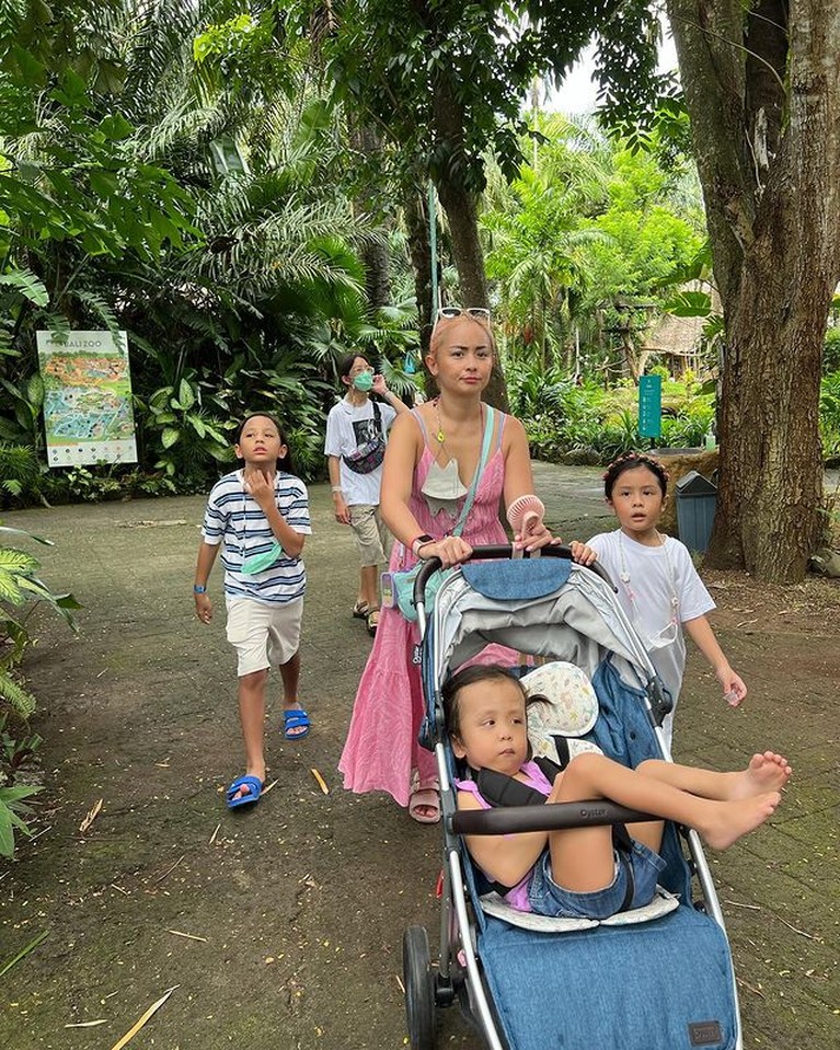 7 Potret Keseruan Joanna Alexandra & ke-4 Anaknya Liburan ke Kebun Binatang 7 Potret Keseruan Joanna Alexandra & ke-4 Anaknya Liburan ke Kebun Binatang