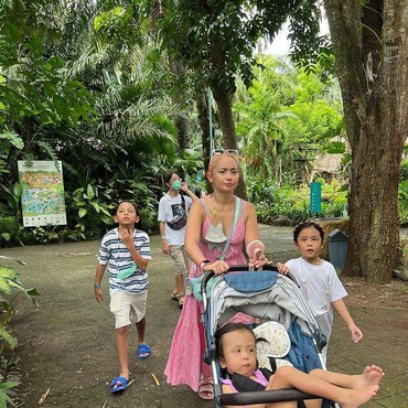 7 Potret Keseruan Joanna Alexandra & ke-4 Anaknya Liburan ke Kebun Binatang