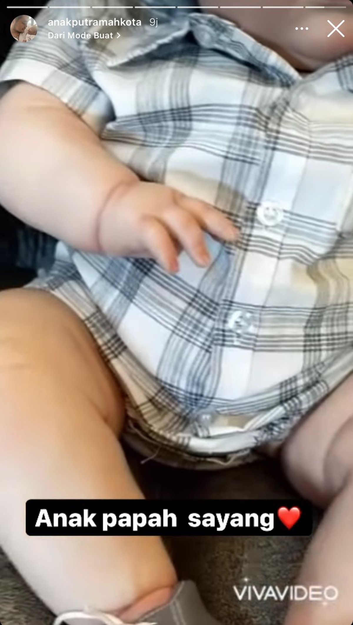 Setelah anak pertama bikin heboh&comma; Ivan Gunawan mengumumkan kelahiran anak keduanya&period; Yuk intip potretnya&excl;