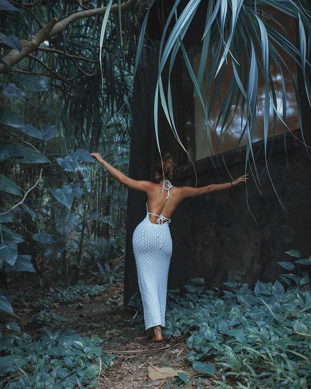 Penampilan Valerie Thomas di unggahan terbarunya memakai gaun backless sambil pamer punggung mulus disorot&period; Yuk intip&excl;