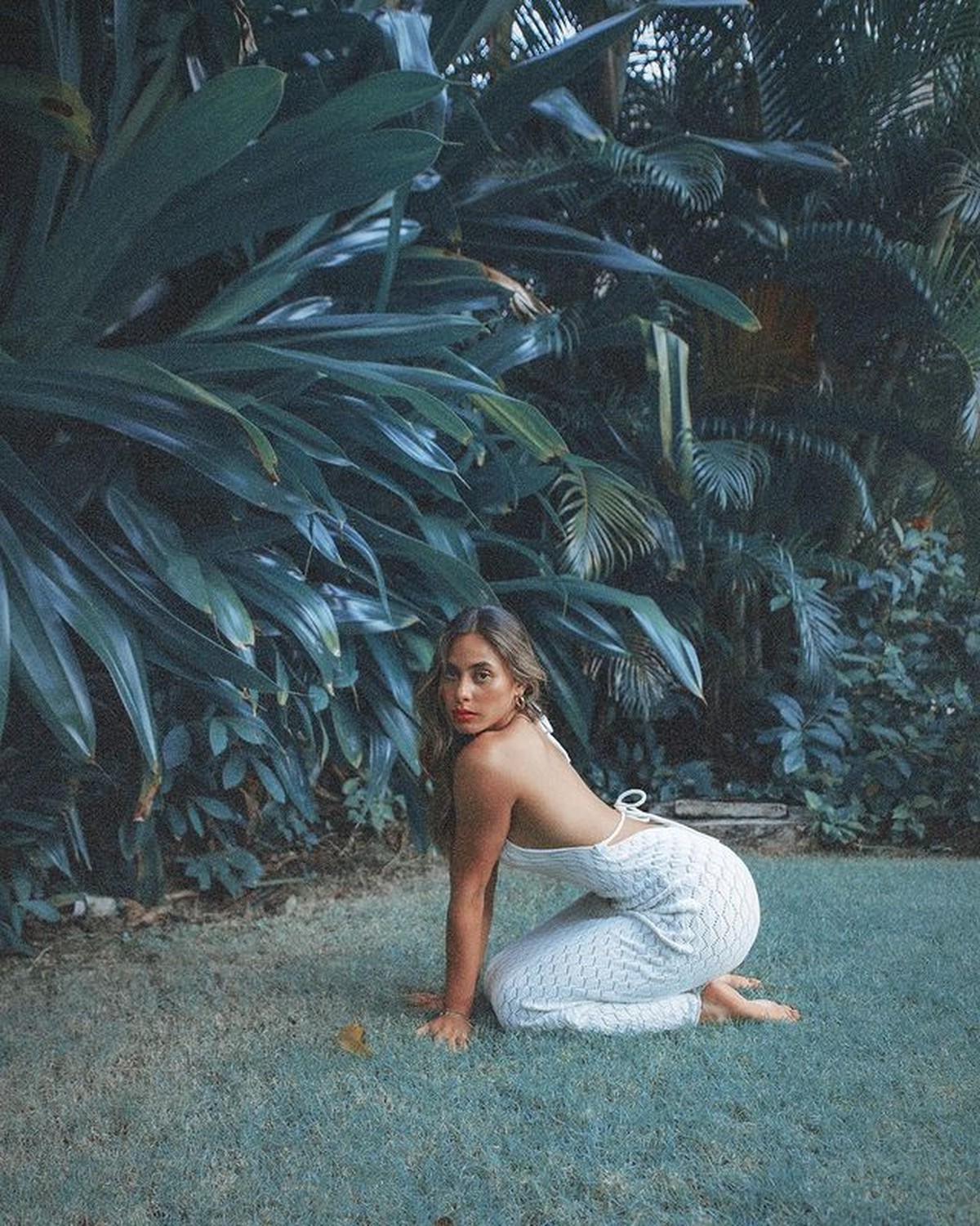 Penampilan Valerie Thomas di unggahan terbarunya memakai gaun backless sambil pamer punggung mulus disorot&period; Yuk intip&excl;