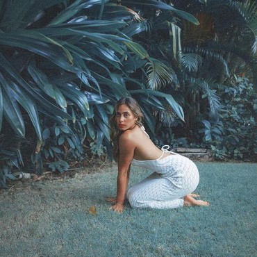 6 Foto Terbaru Valerie Thomas Pamer Punggung Mulus Pakai Gaun Backless