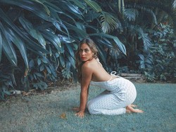 6 Foto Terbaru Valerie Thomas Pamer Punggung Mulus Pakai Gaun Backless