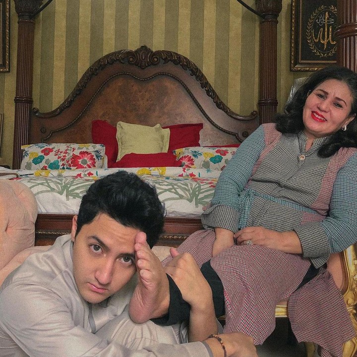 <p>Meski tak begitu sering terlihat bersama dalam potret yang diunggah, Aaron tak malu untuk menunjukkan perlakuannya jika bersama sang ibunda. (Foto: Instagram @aaronashab)</p>