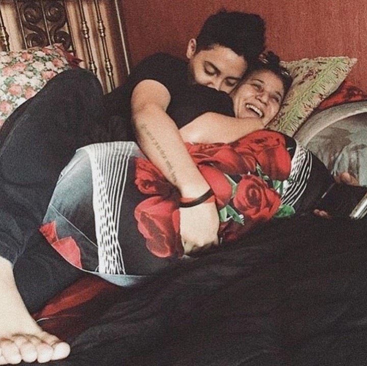 <p>Di momen lainnya, Aaron juga memperlihatkan bukti sayangnya dengan pelukan erat. "Doain Aron sukses kaya raya ya biar bisa bahagiain mama," kata Aron dikutip dari akun @aronashab. (Foto: Instagram @aaronashab)</p>