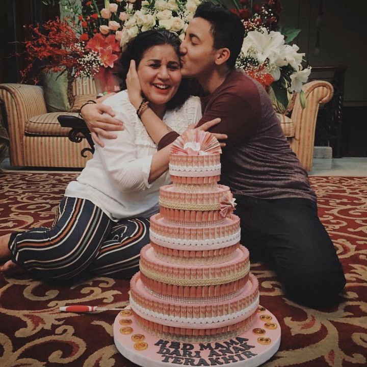 <p>Ia bahkan menunjukkan rasa sayangnya seperti dalam momen ibunya berulang tahun berikut. <em>So sweet</em> sekali ya, Bunda. (Foto: Instagram @aaronashab)</p>