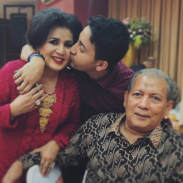 <p>Dalam beberapa unggahan di media sosial, Aaron sering membagikan potret dirinya bersama orangtuanya. Aaron pun terlihat amat manja dan tak segan menunjukkan kasih sayangnya kepada orangtuanya. (Foto: Instagram @aaronashab)</p>