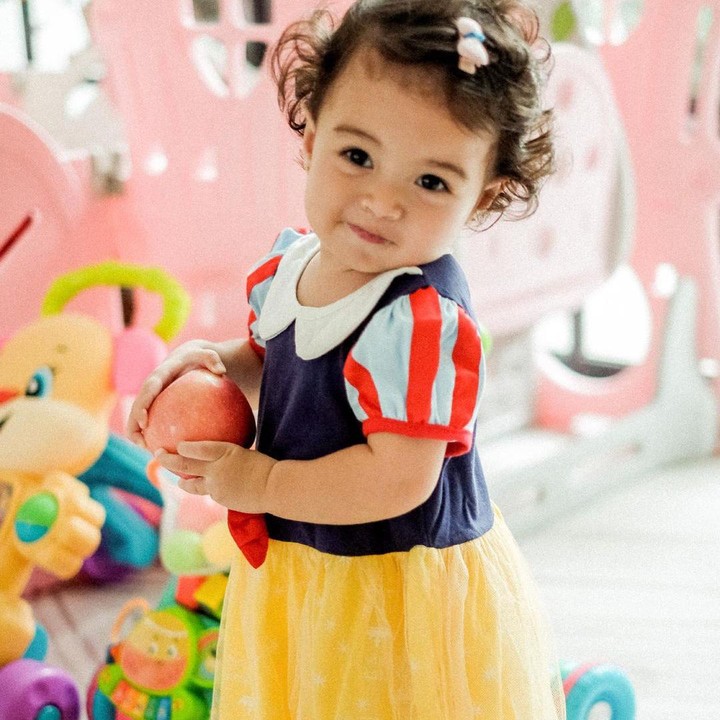 <p>Seperti orang tua pada umumnya, pasangan ini kerap bagikan potret anak mereka di media sosial masing-masing, Bunda. (Foto: Instagram @riantic)</p>