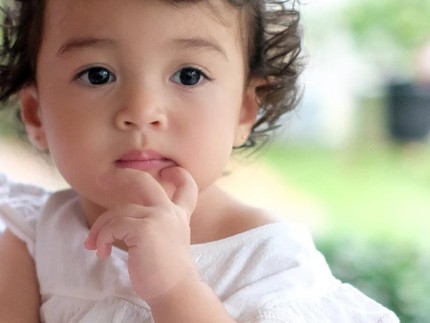 7 Potret Cantik Anak Rianti Cartwright, Wajahnya Mirip Banget Sang Ayah